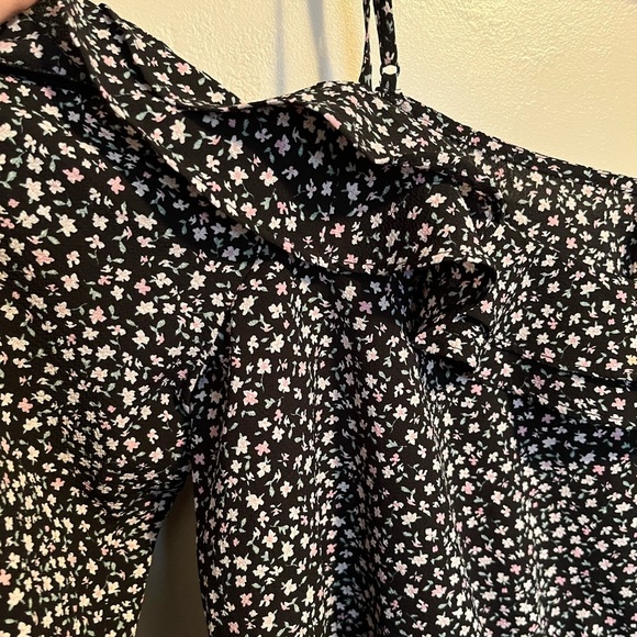 H&M Black and White Ruffled Blouse with Flutter Sleeves - Picture 6 of 10